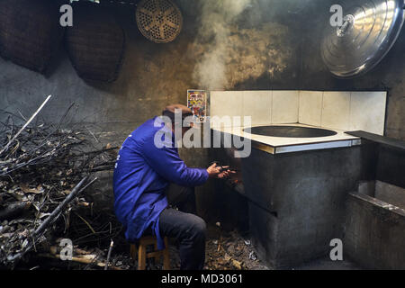 China, Provinz Sichuan, Mingshan, Teefabrik, trocknen Tee Blätter Stockfoto