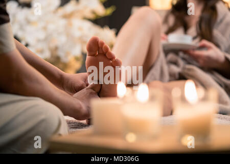 Frau mit Fußreflexzonenmassage in Wellness Spa Stockfoto
