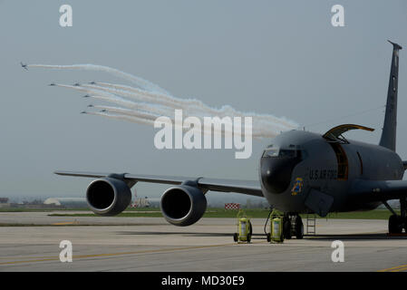 Kunstflug Die italienische Luftwaffe Frecce Tricolori' Dreifarbige Pfeile" Team steigt über Aviano Air Base, Italien, während einer Demonstration für einen italienischen und amerikanischen Publikum am 16. April 2018. Das team Fliegen in einer Aermacchi MB-339-A/PAN-Fighter-trainer Flugzeuge, Luftakrobatik, ihre Farben und Kompetenz zeigen. (U.S. Air Force Foto von Tech. Sgt. Andrew Satran) Stockfoto