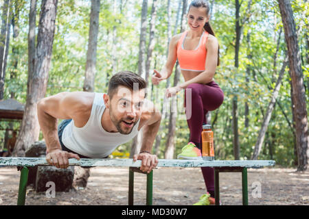 Sportliche Mann tun Push-up in ein Fitnessbereich im Freien Stockfoto