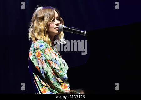 Gabrielle Aplin durchführen an den Global Citizen Live Event am 02 Brixton Academy, London Stockfoto