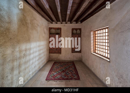 Zimmer im El Sehemy House, einem historischen alten Osmanischen ära Haus in Kairo, 1648 erbaut, mit eingebetteten Holzschrank, Holz- Fenster und bunten c Stockfoto