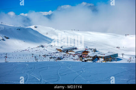 Skipisten im Skigebiet Pradollano in der Sierra Nevada in Spanien Stockfoto