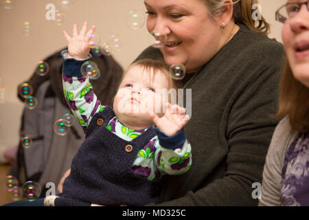 Kleinkind mit Bubbles spielen Stockfoto