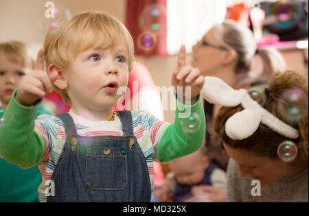 Kleinkind mit Bubbles spielen Stockfoto