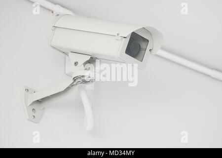 CCTV-Kamera an der Gebäudewand installiert, die im Innen- und Außenbereich, Surveillance System Konzept. Stockfoto