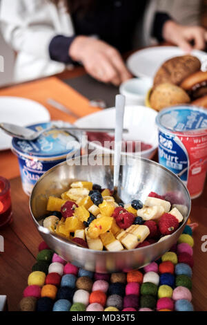 Gesundes Frühstück - Obstsalat und probiotischen Joghurt - selektive Fokus Stockfoto
