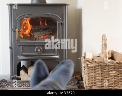 Roaring Privathaushalt Holzofen ClearView Herd Feuer Korb mit Füßen bis in den Vordergrund anmelden, Stockfoto