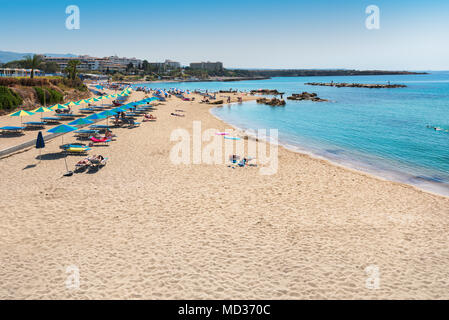 Wunderschönes Coral Bay Beach in Paphos, Zypern. Stockfoto