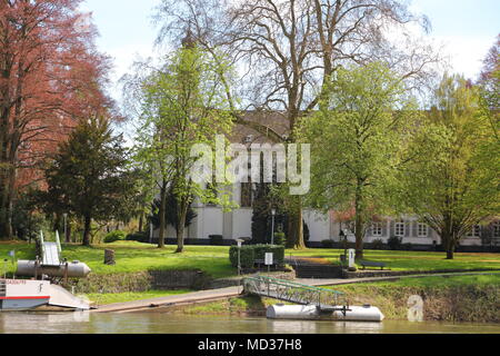 Auf der Insel Nonnenwerth in der Nähe von Remagen, Deutschland, Studenten sind an einer High School unterrichtet. Schüler und Lehrer haben jeden Tag mit der Fähre zu fahren. Stockfoto