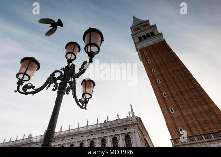 Malerischer Blick auf die procuratie Nuove und St Mark's Campanile in St Mark's Square, in Venedig, Italien. Stockfoto