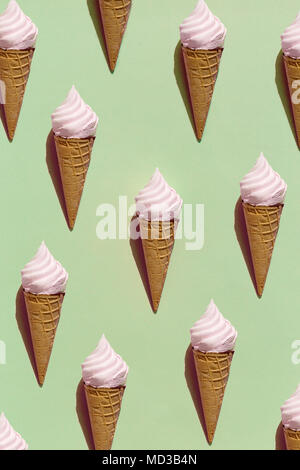 Bunte Layout der Waffeln mit Eis in nahtlosen Hintergrund auf Grün. Stockfoto