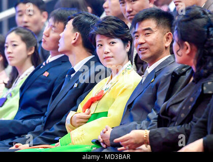 Pjöngjang, Apr 3, 2018: die Nordkoreaner watch ein gemeinsames Konzert von Süd- und Nordkoreanischen Künstlern bei der ryugyong Chung Ju-yung-Gymnasium in Pyongyang, Nordkorea. Nordkoreanischen Führer Kim Jong-Un ist ein Gipfel mit dem südkoreanischen Präsidenten Mond Jae-In in Panmunjom am 27. April 2018 zu halten, und es wird ein Treffen mit US-Präsident Donald Trump im Mai oder Juni folgen. Bild auf der Apr 3, 2018 übernommen. EDITORIAL NUR VERWENDEN (Foto durch Koreanische Kunst Performance Pressekorps/LBA) (Nordkorea) Stockfoto
