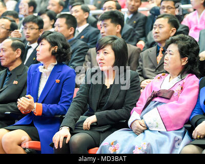Pjöngjang, Apr 3, 2018: die Nordkoreaner watch ein gemeinsames Konzert von Süd- und Nordkoreanischen Künstlern bei der ryugyong Chung Ju-yung-Gymnasium in Pyongyang, Nordkorea. Nordkoreanischen Führer Kim Jong-Un ist ein Gipfel mit dem südkoreanischen Präsidenten Mond Jae-In in Panmunjom am 27. April 2018 zu halten, und es wird ein Treffen mit US-Präsident Donald Trump im Mai oder Juni folgen. Bild auf der Apr 3, 2018 übernommen. EDITORIAL NUR VERWENDEN (Foto durch Koreanische Kunst Performance Pressekorps/LBA) (Nordkorea) Stockfoto