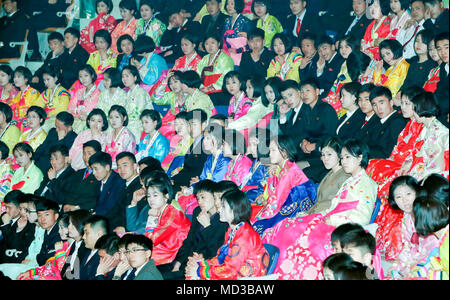 Pjöngjang, Apr 3, 2018: die Nordkoreaner watch ein gemeinsames Konzert von Süd- und Nordkoreanischen Künstlern bei der ryugyong Chung Ju-yung-Gymnasium in Pyongyang, Nordkorea. Nordkoreanischen Führer Kim Jong-Un ist ein Gipfel mit dem südkoreanischen Präsidenten Mond Jae-In in Panmunjom am 27. April 2018 zu halten, und es wird ein Treffen mit US-Präsident Donald Trump im Mai oder Juni folgen. Bild auf der Apr 3, 2018 übernommen. EDITORIAL NUR VERWENDEN (Foto durch Koreanische Kunst Performance Pressekorps/LBA) (Nordkorea) Stockfoto