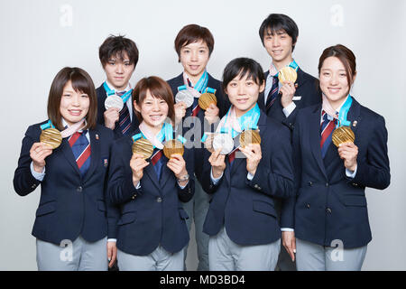 Tokio, Japan. 26 Feb, 2018. PyeongChang 2018 Olympische Winterspiele medaillengewinner Japanisch (JPN): Japanisch Medaillengewinner lächeln mit ihren Medaillen bei Tokyo Midtown in Tokio, Japan. Quelle: LBA SPORT/Alamy leben Nachrichten Stockfoto