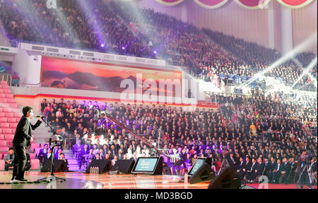 Pjöngjang, Apr 3, 2018: Koreanische Sängerin Cho Yong-pil führt bei einem gemeinsamen Konzert von Süd- und Nordkoreanischen Künstlern bei der ryugyong Chung Ju-yung-Gymnasium in Pyongyang, Nordkorea. Nordkoreanischen Führer Kim Jong-Un ist ein Gipfel mit dem südkoreanischen Präsidenten Mond Jae-In in Panmunjom am 27. April 2018 zu halten, und es wird ein Treffen mit US-Präsident Donald Trump im Mai oder Juni folgen. Bild auf der Apr 3, 2018 übernommen. Redaktion VERWENDEN SIE NUR Credit: Koreanischer Kunst Performance Pressekorps/LBA/Alamy leben Nachrichten Stockfoto