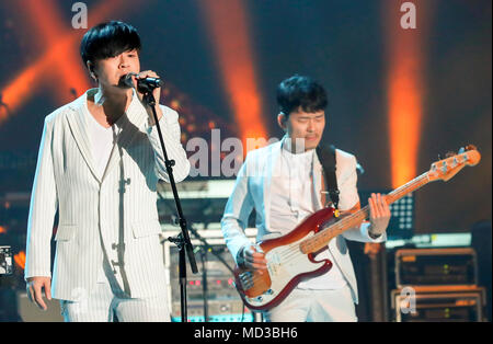 Yoon-hyun, Apr 3, 2018: Koreanische Sängerin Yoon-hyun und seine Band YB bei einem gemeinsamen Konzert von Süd- und Nordkoreanischen Künstlern bei der ryugyong Chung Ju-yung-Gymnasium in Pyongyang, Nordkorea. Nordkoreanischen Führer Kim Jong-Un ist ein Gipfel mit dem südkoreanischen Präsidenten Mond Jae-In in Panmunjom am 27. April 2018 zu halten, und es wird ein Treffen mit US-Präsident Donald Trump im Mai oder Juni folgen. Bild auf der Apr 3, 2018 übernommen. Redaktion VERWENDEN SIE NUR Credit: Koreanischer Kunst Performance Pressekorps/LBA/Alamy leben Nachrichten Stockfoto