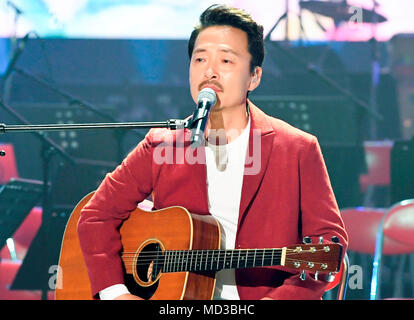 Kang San-eh, Apr 3, 2018: Koreanische Sängerin Kang San-eh führt bei einem gemeinsamen Konzert von Süd- und Nordkoreanischen Künstlern bei der ryugyong Chung Ju-yung-Gymnasium in Pyongyang, Nordkorea. Nordkoreanischen Führer Kim Jong-Un ist ein Gipfel mit dem südkoreanischen Präsidenten Mond Jae-In in Panmunjom am 27. April 2018 zu halten, und es wird ein Treffen mit US-Präsident Donald Trump im Mai oder Juni folgen. Bild auf der Apr 3, 2018 übernommen. Redaktion VERWENDEN SIE NUR Credit: Koreanischer Kunst Performance Pressekorps/LBA/Alamy leben Nachrichten Stockfoto