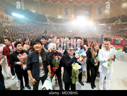 Pjöngjang, Apr 3, 2018: Koreanische Musiker verlassen nach einem gemeinsamen Konzert von Süd- und Nordkoreanischen Künstlern bei der ryugyong Chung Ju-yung-Gymnasium in Pyongyang, Nordkorea. Nordkoreanischen Führer Kim Jong-Un ist ein Gipfel mit dem südkoreanischen Präsidenten Mond Jae-In in Panmunjom am 27. April 2018 zu halten, und es wird ein Treffen mit US-Präsident Donald Trump im Mai oder Juni folgen. Bild auf der Apr 3, 2018 übernommen. Redaktion VERWENDEN SIE NUR Credit: Koreanischer Kunst Performance Pressekorps/LBA/Alamy leben Nachrichten Stockfoto