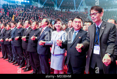 Pjöngjang, Apr 3, 2018: Süd- und nordkoreanischen Beamten singen Sie während einer inter-koreanischen Konzert in Ryugyong Chung Ju-yung-Gymnasium in Pyongyang, Nordkorea. Nordkoreanischen Führer Kim Jong-Un ist ein Gipfel mit dem südkoreanischen Präsidenten Mond Jae-In in Panmunjom am 27. April 2018 zu halten, und es wird ein Treffen mit US-Präsident Donald Trump im Mai oder Juni folgen. Bild auf der Apr 3, 2018 übernommen. Redaktion VERWENDEN SIE NUR Credit: Koreanischer Kunst Performance Pressekorps/LBA/Alamy leben Nachrichten Stockfoto
