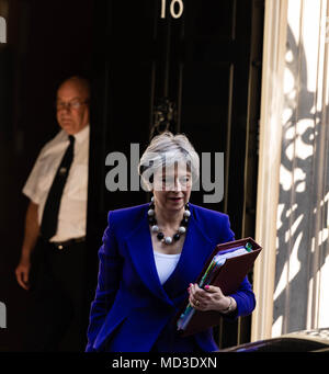 London, Großbritannien. 18. April 2018, den Ministerpräsidenten, Theresa May, Blätter Dowing Straße für die Ministerpräsidenten der Fragestunde. Credit: Ian Davidson/Alamy leben Nachrichten Stockfoto