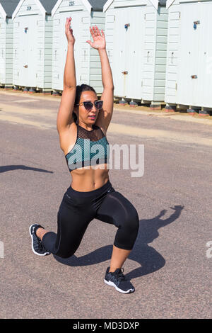 Bournemouth, Dorset, Großbritannien. 18. April 2018. Frau Ausübung entlang der Promenade an einem warmen sonnigen Tag. Credit: Carolyn Jenkins/Alamy Live News Credit: Carolyn Jenkins/Alamy leben Nachrichten Stockfoto