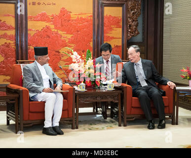 Peking, China. 18 Apr, 2018. Chinesische Vizepräsident Wang Qishan (R) trifft sich mit Außenminister Nepal Pradeep Kumar Gyawali in Peking, der Hauptstadt von China, 18. April 2018. Credit: Wang Ye/Xinhua/Alamy leben Nachrichten Stockfoto