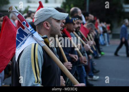 Athen, Griechenland. 17 Apr, 2018. Griechen nehmen an einer Demonstration gegen die US-geführten Raketenangriffe in Syrien in Athen, Griechenland, am 17. April 2018. Credit: Marios Lolos/Xinhua/Alamy leben Nachrichten Stockfoto