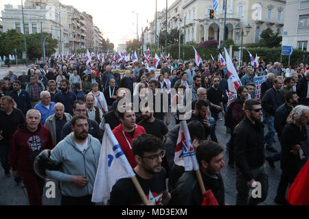 Athen, Griechenland. 17 Apr, 2018. Griechen nehmen an einer Demonstration gegen die US-geführten Raketenangriffe in Syrien in Athen, Griechenland, am 17. April 2018. Credit: Marios Lolos/Xinhua/Alamy leben Nachrichten Stockfoto