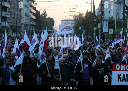 Athen, Griechenland. 17 Apr, 2018. Griechen nehmen an einer Demonstration gegen die US-geführten Raketenangriffe in Syrien in Athen, Griechenland, am 17. April 2018. Credit: Marios Lolos/Xinhua/Alamy leben Nachrichten Stockfoto