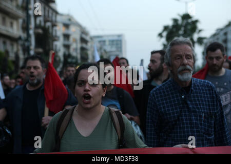 Athen, Griechenland. 17 Apr, 2018. Griechen nehmen an einer Demonstration gegen die US-geführten Raketenangriffe in Syrien in Athen, Griechenland, am 17. April 2018. Credit: Marios Lolos/Xinhua/Alamy leben Nachrichten Stockfoto