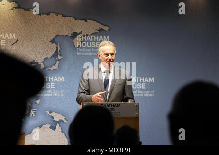 London, Großbritannien. 18. April 2018. Der ehemalige britische Premierminister Tony Blair, in einer Rede vor der Denkfabrik Chatham House in London am 18 April, 2018, wo er eine Diskussion mit Gambischen Präsident Adama Barrow wurde. Quelle: Dominic Dudley/Alamy leben Nachrichten Stockfoto