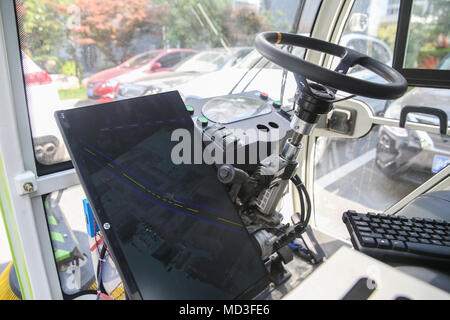 Shanghai. 18 Apr, 2018. Foto genommen, am 18. April 2018 zeigt das Innere eines fahrerlosen Street Sweeper in Shanghai, China. Zwei fahrerlose Kehrmaschinen für Probelauf in Shanghai Tus-Caohejing Science Park vor kurzem beschäftigt. Credit: Ding Ting/Xinhua/Alamy leben Nachrichten Stockfoto