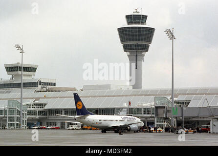 Ein Jet der Lufthansa auf dem Vorfeld des Flughafens München II im Erdinger Moos, im Hintergrund das Glas Kamin Apron Control (l) und der Turm, am 06.04. 1992. Sechs Wochen vor der Eröffnung der neuen Münchner Flughafen im Erdinger Moos, eines der ersten Flugzeuge, eine City Jet der Lufthansa, landete. Der große Flughafen war später, nachdem der Bayerische Ministerpräsident "Münchner Flughafen Franz Josef Strauss' genannt. Foto: Frank Machler (c) dpa-Bericht | Verwendung weltweit Stockfoto