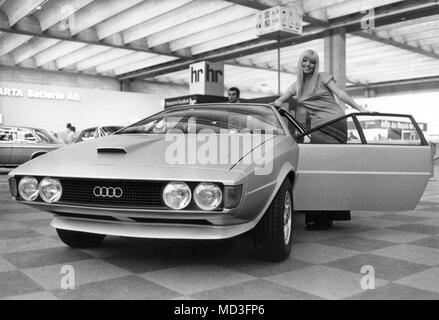 Ein Modell, das sich auf 17.09.1973 Auf der Internationalen Automobilausstellung in Frankfurt am Main dieses Design Studie zusammen mit Karman entwickelt für die IAA auf der Basis eines Audi 80 mit dem Namen asso di Picche (Pik Ass). Foto: Manfred Rehm (c) dpa-Bericht | Verwendung weltweit Stockfoto