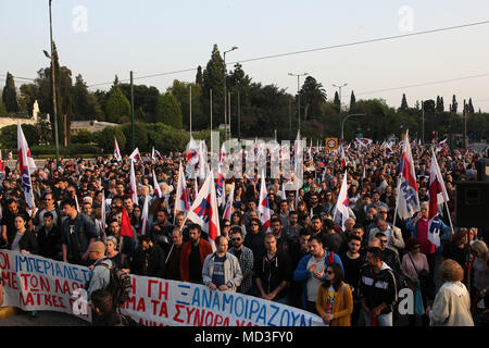 Athen, Griechenland. 17 Apr, 2018. Griechen nehmen an einer Demonstration gegen die US-geführten Raketenangriffe in Syrien in Athen, Griechenland, am 17. April 2018. Credit: Marios Lolos/Xinhua/Alamy leben Nachrichten Stockfoto