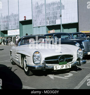 Ein Mercedes 300 SL-Sportwagen, auf der Internationalen Automobil-Ausstellung (IAA) in Frankfurt am Main im Jahr 1959. Foto: Willi Gutberlet (c) dpa-Bericht | Verwendung weltweit Stockfoto