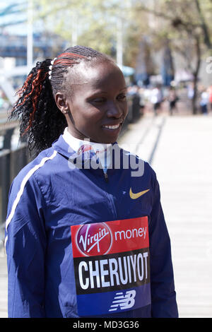 London, UK, 18. April 2018, Elite Frauen London Marathon Photocall erfolgt durch die Tower Bridge mit Vivian Cheruiyot, vor dem Marathon am Sonntag. Credit Keith Larby/Alamy leben Nachrichten Stockfoto