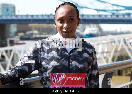 London, UK, 18. April 2018, Elite Frauen London Marathon Photocall erfolgt durch die Tower Bridge mit Gladys Cherono vor dem Marathon am Sonntag. Credit Keith Larby/Alamy leben Nachrichten Stockfoto