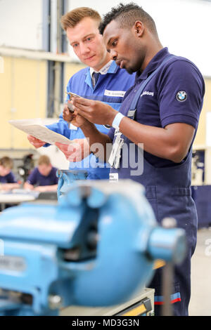 18. April 2018, Leipzig, Deutschland: Trainer Roy Grambow (L) im Gespräch mit Auszubildenden Abdi Jamal Awal im BMW-Werk in Leipzig. Der deutsche Präsident Steinmeier und seine Frau nahmen an der Woche der Ausbildung, die unter der Überschrift "ran' erstellen Sie die Zukunft" (vom 16. bis 20. April 2018). Foto: Jan Woitas/dpa-Zentralbild/dpa Stockfoto
