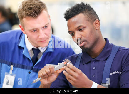 18. April 2018, Leipzig, Deutschland: Trainer Roy Grambow (L) im Gespräch mit Auszubildenden Abdi Jamal Awal im BMW-Werk in Leipzig. Der deutsche Präsident Steinmeier und seine Frau nahmen an der Woche der Ausbildung, die unter der Überschrift "ran' erstellen Sie die Zukunft" (vom 16. bis 20. April 2018). Foto: Jan Woitas/dpa-Zentralbild/dpa Stockfoto