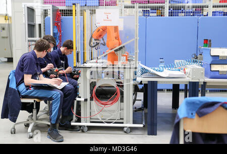 18. April 2018, Leipzig, Deutschland: Ein lehrling Messung eines Industrieroboters in der Mechatronik Raum im Training Center im BMW-Werk in Leipzig. Der deutsche Präsident Steinmeier und seine Frau nahmen an der Woche der Ausbildung, die unter der Überschrift "ran' erstellen Sie die Zukunft" (vom 16. bis 20. April 2018). Foto: Jan Woitas/dpa-Zentralbild/dpa Stockfoto