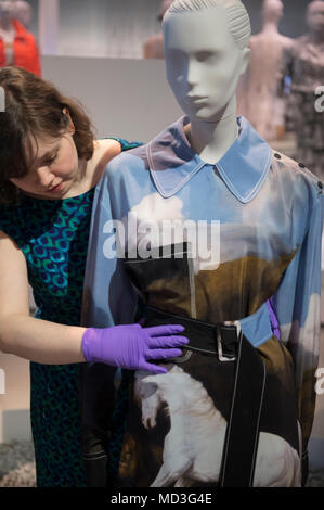 V&A, London, UK. 18. April 2018. Inszeniert in der V&A's Fashion Gallery, altmodisch aus der Natur ist eine spektakuläre und lebendige Reise durch 400 Jahre der Mode. Zu den Highlights gehören Emma Watson's Kleid aus recycelten Plastikflaschen durch beleuchtete Miniatur Gärten in Glas Kugeln umgeben sind, ein 'Leopard' geschmückt ballgown von Jean Paul Gaultier und ein Kleid von Vivienne Westwood getragen zu Kampagne gegen den Klimawandel an der Protest Banner umgeben. Foto: George Stubbs' Horse durch Drucken eines Löwen" Erschrocken, Woman's Rock. Stella McCartney, Großbritannien, 2017. Credit: Malcolm Park/Alamy Leben Nachrichten. Stockfoto