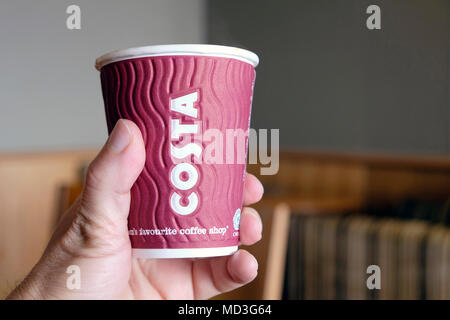 London, UK, 18. April 2018. Der größte Kette in Großbritannien, Costa Coffee Set rund eine halbe Milliarde takeaway Cups ein Jahr zu recyceln. Credit: Yanice Idir/Alamy leben Nachrichten Stockfoto