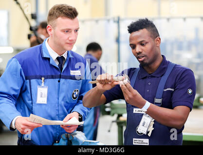 18. April 2018, Leipzig, Deutschland: Trainer Roy Grambow (L) im Gespräch mit Auszubildenden Abdi Jamal Awal im BMW-Werk in Leipzig. Der deutsche Präsident Steinmeier und seine Frau nahmen an der Woche der Ausbildung, die unter der Überschrift "ran' erstellen Sie die Zukunft" (vom 16. bis 20. April 2018). Foto: Jan Woitas/dpa-Zentralbild/dpa Stockfoto