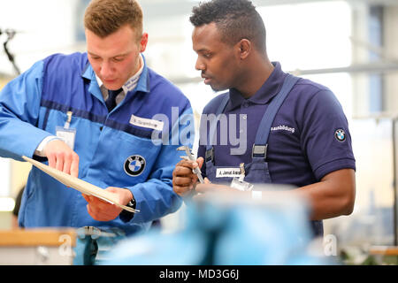 18. April 2018, Leipzig, Deutschland: Trainer Roy Grambow (L) im Gespräch mit Auszubildenden Abdi Jamal Awal im BMW-Werk in Leipzig. Der deutsche Präsident Steinmeier und seine Frau nahmen an der Woche der Ausbildung, die unter der Überschrift "ran' erstellen Sie die Zukunft" (vom 16. bis 20. April 2018). Foto: Jan Woitas/dpa-Zentralbild/dpa Stockfoto