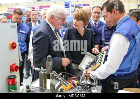 18. April 2018, Leipzig, Deutschland: Der deutsche Präsident Frank-Walter Steinmeier und seine Frau Elke Buedenbender im Gespräch mit Ausbildern und Auszubildenden im BMW-Werk in Leipzig. Der deutsche Präsident Steinmeier und sein Weib besuchte das Werk als Teil der Woche der Ausbildung, die unter der Überschrift "ran' erstellen Sie die Zukunft" (vom 16. bis 20. April 2018). Foto: Jan Woitas/dpa-Zentralbild/dpa Stockfoto
