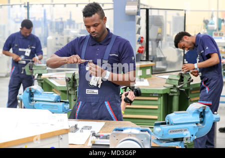 18. April 2018, Leipzig, Deutschland: Der lehrling Abdi Jamal Awal (C) Maßnahmen, die ein Werkstück in der Mechanik Zimmer im Training Center im BMW-Werk in Leipzig. Der deutsche Präsident Steinmeier und seine Frau nahmen an der Woche der Ausbildung, die unter der Überschrift "ran' erstellen Sie die Zukunft" (vom 16. bis 20. April 2018). Foto: Jan Woitas/dpa-Zentralbild/dpa Stockfoto