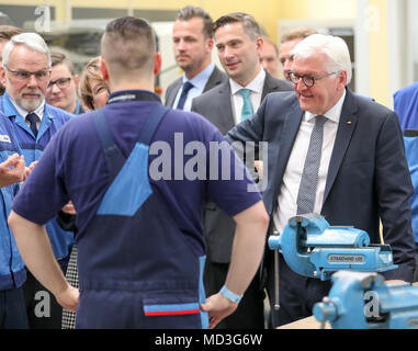 18. April 2018, Leipzig, Deutschland: Der deutsche Präsident Frank-Walter Steinmeier (R) und seine Frau Elke Buedenbender sprechen mit Auszubildenden im BMW-Werk in Leipzig. Der deutsche Präsident Steinmeier und seine Frau nahmen an der Woche der Ausbildung, die unter der Überschrift "ran' erstellen Sie die Zukunft" (vom 16. bis 20. April 2018). Foto: Jan Woitas/dpa-Zentralbild/dpa Stockfoto